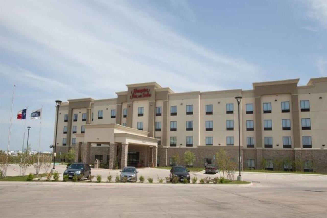 Hampton Inn & Suites Dallas I-30 Cockrell Hill, Tx Exterior photo